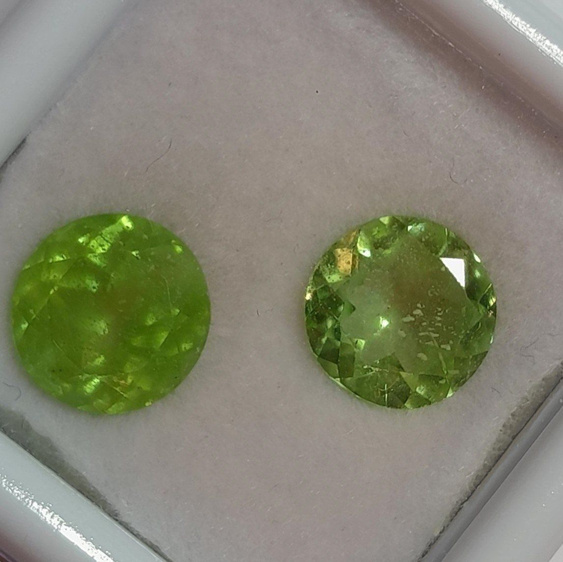 Pietre preziose: 2x Péridots ronds 8 mm - Valeur 190.- Fr – Nuovo (secondo la descrizione) da Grimisuat venduto da Valgem 1