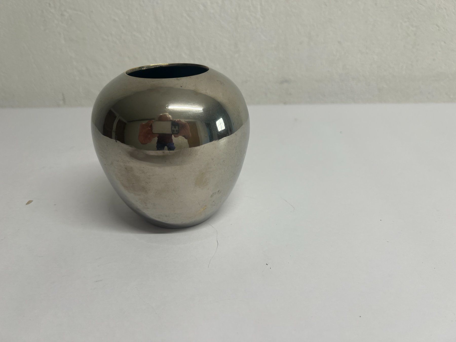 Vase & Récipients: Kleine silberfarbene Metallvase – D'occasion à Rickenbach LU par Spalierelger