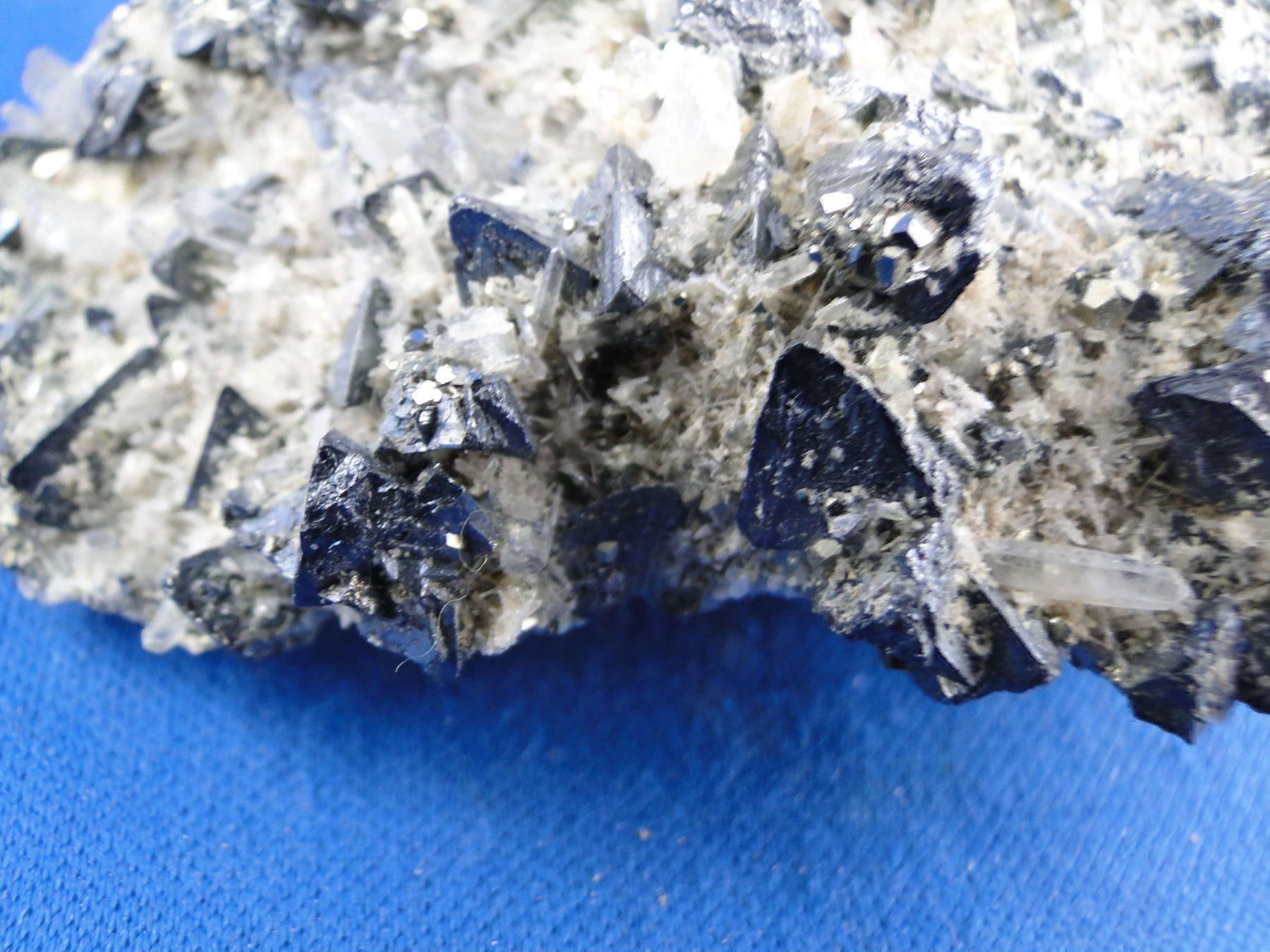 Minerali & Pietre curative: Tetrahedrit mit Pyrit – Usato da Schinznach Bad venduto da Demerald 1