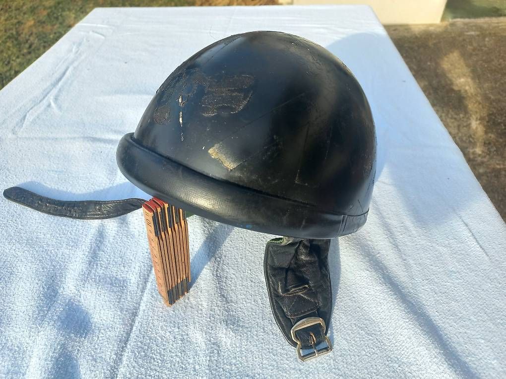 Vêtements & accessoires anciens: Alter Topfhelm / Halbschalenhelm von Römer – D'occasion à Frauenkappelen par Chruetzhubel