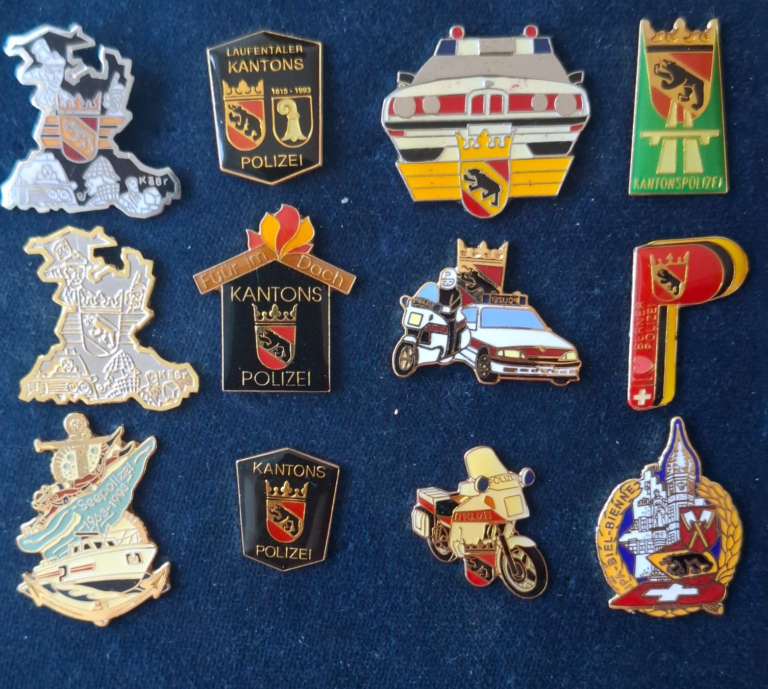 Plaketten & Abzeichen: 12 Pins Kantonspolizei Bern – Gebraucht aus Grenchen von Schlussliecht