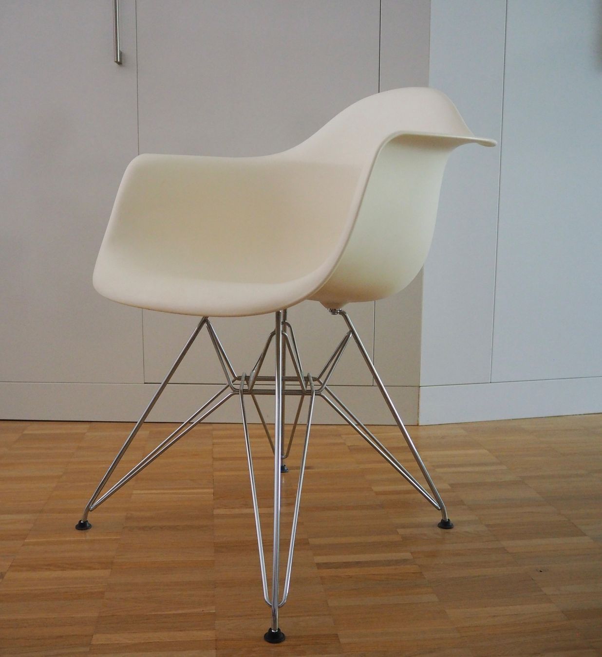 Vitra Stühle: Four (4) Vitra - Eames Armchair DAR White – Gebraucht aus Fribourg von tes_dxz7
