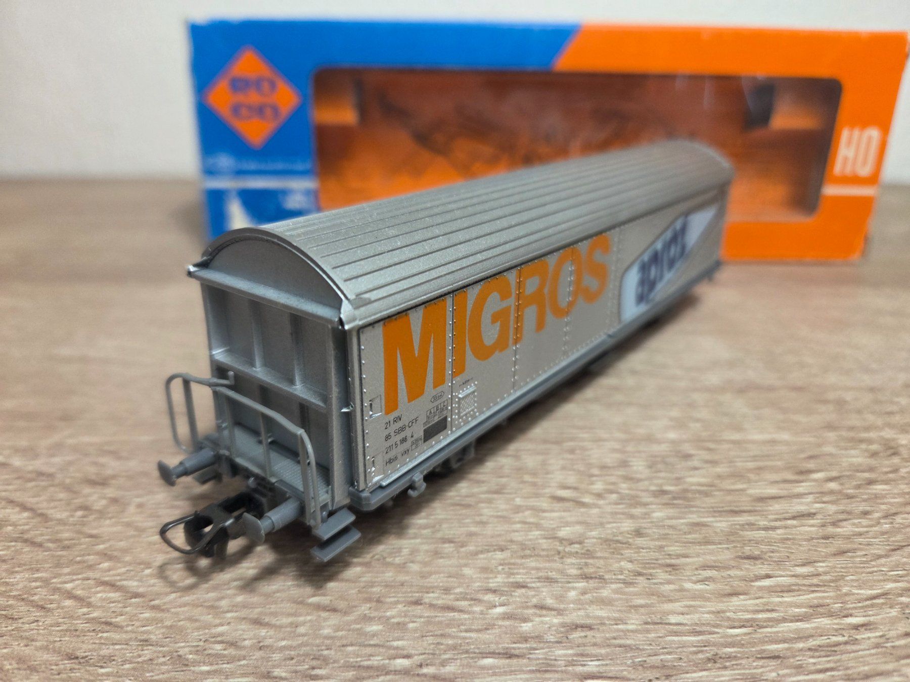 Roco Modellini di ferrovie: Roco 4340 B Güterwagen Migros SBB H0 – Usato da St-Aubin-Sauges venduto da Lo_Go 2