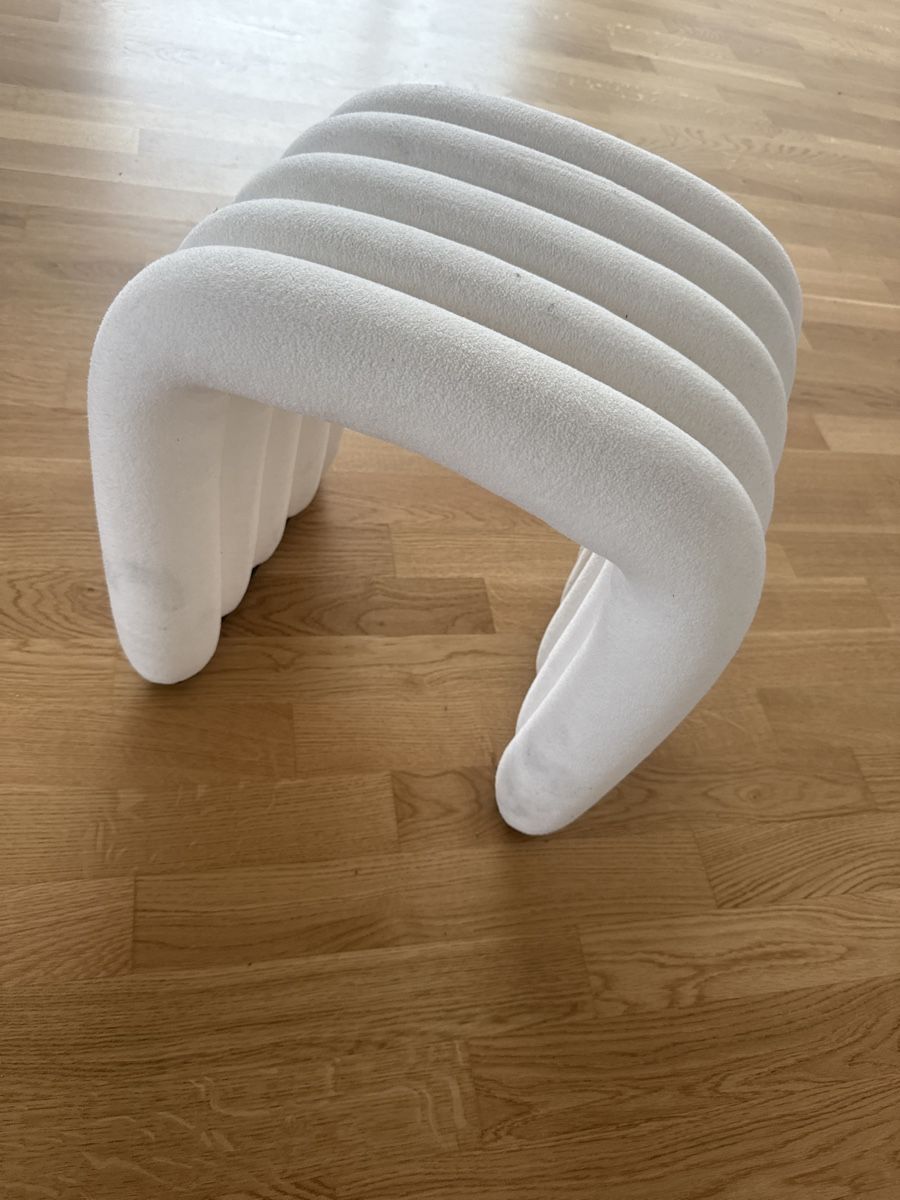 Hocker: Hocker Weiss Stoff Metallgestell gebraucht – Gebraucht aus Zürich von okarioto