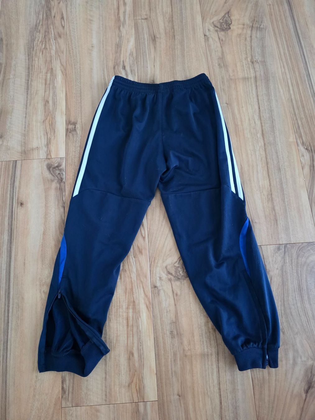 Adidas Scarpe, pantaloni & magliette da ginnastica: Trainerhose Adidas blau Gr 128 – Usato da Gunzwil venduto da siijaa 1