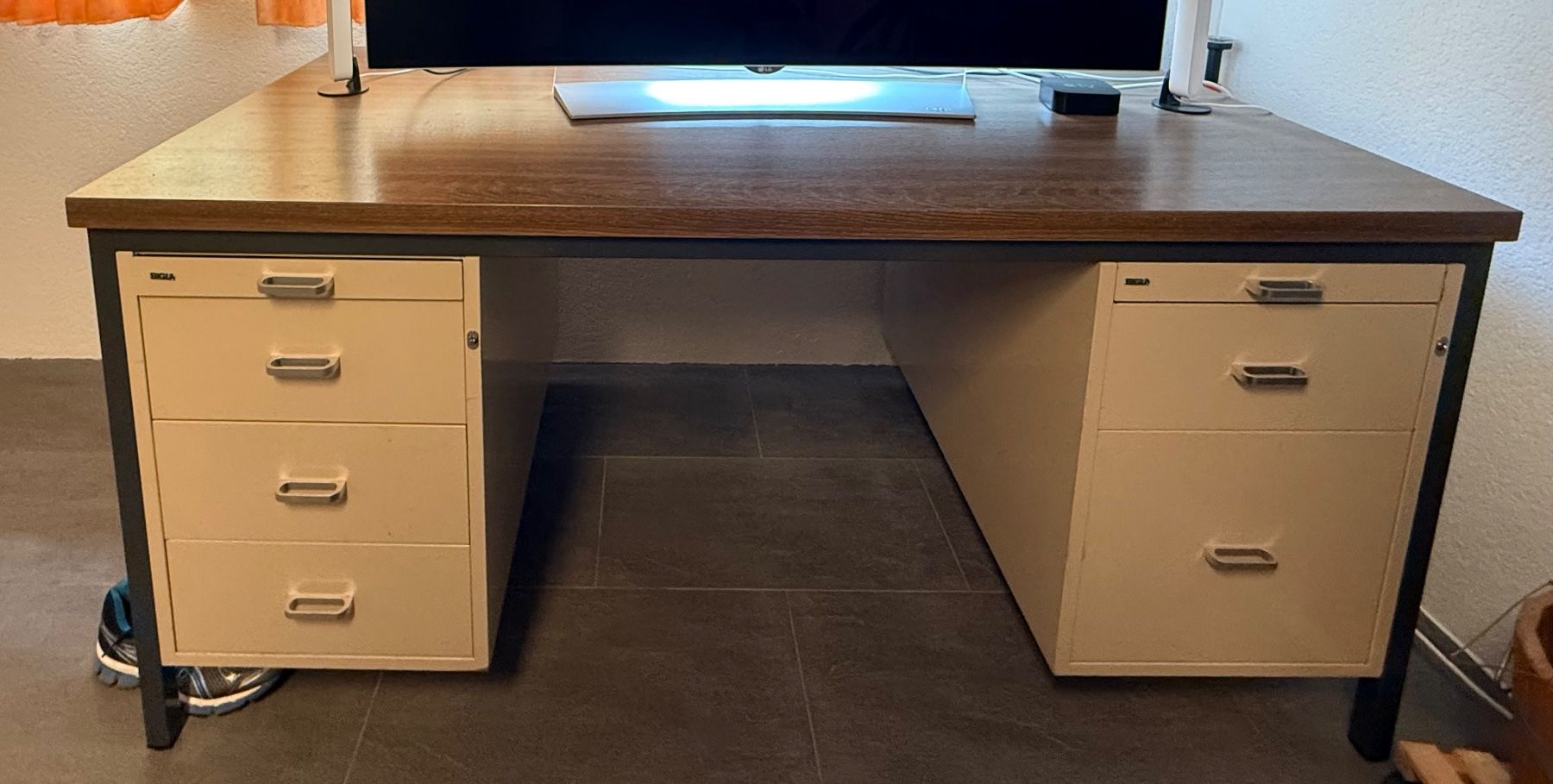 Bigla Bureaux: Massiver Bigla Bürotisch – D'occasion à Faulensee par Tzbinden