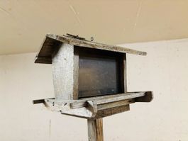Vogelhaus mit Ständer aus Holz gebrauchter Zustand