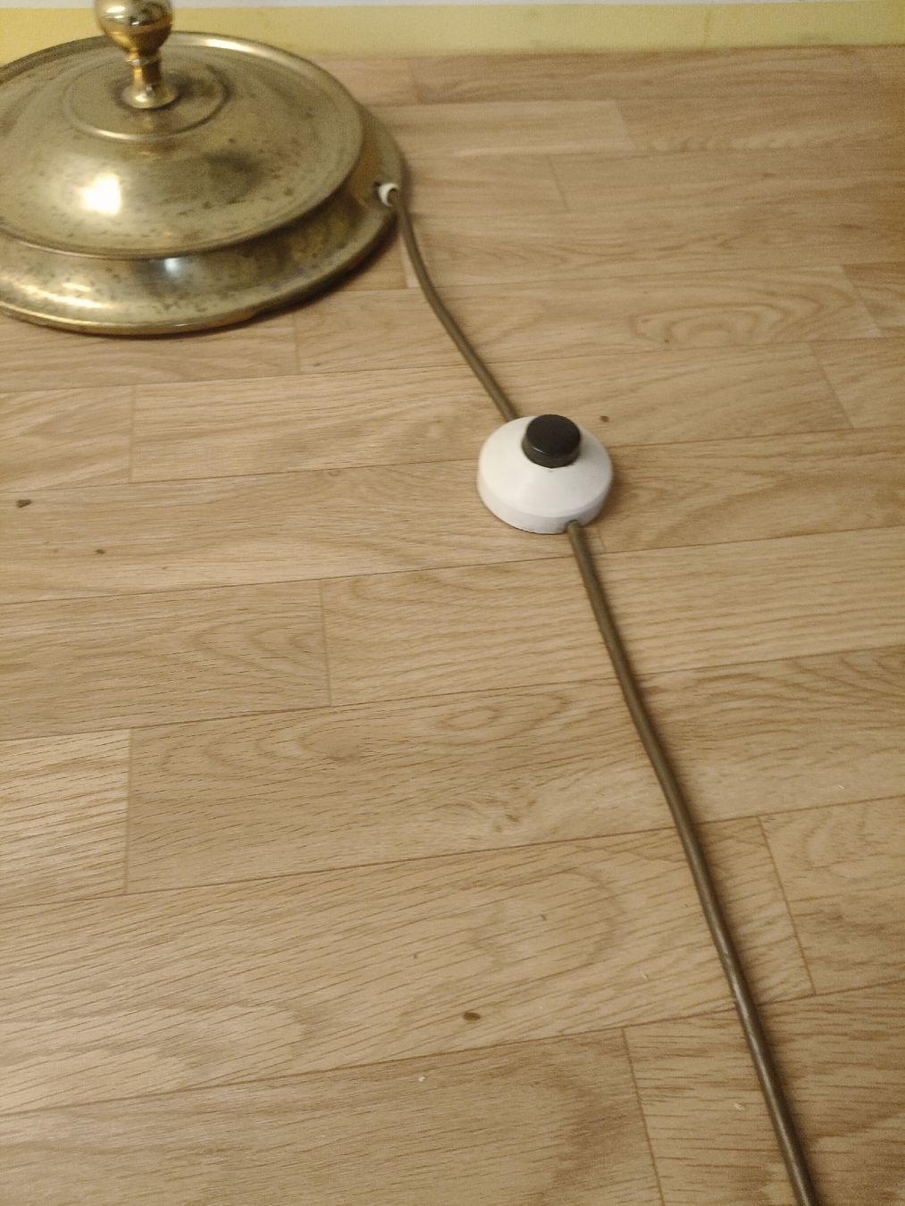Lampade: Vintage Stehlampe mit Glaskugeln – Usato da Zwingen venduto da inf_2blh 4