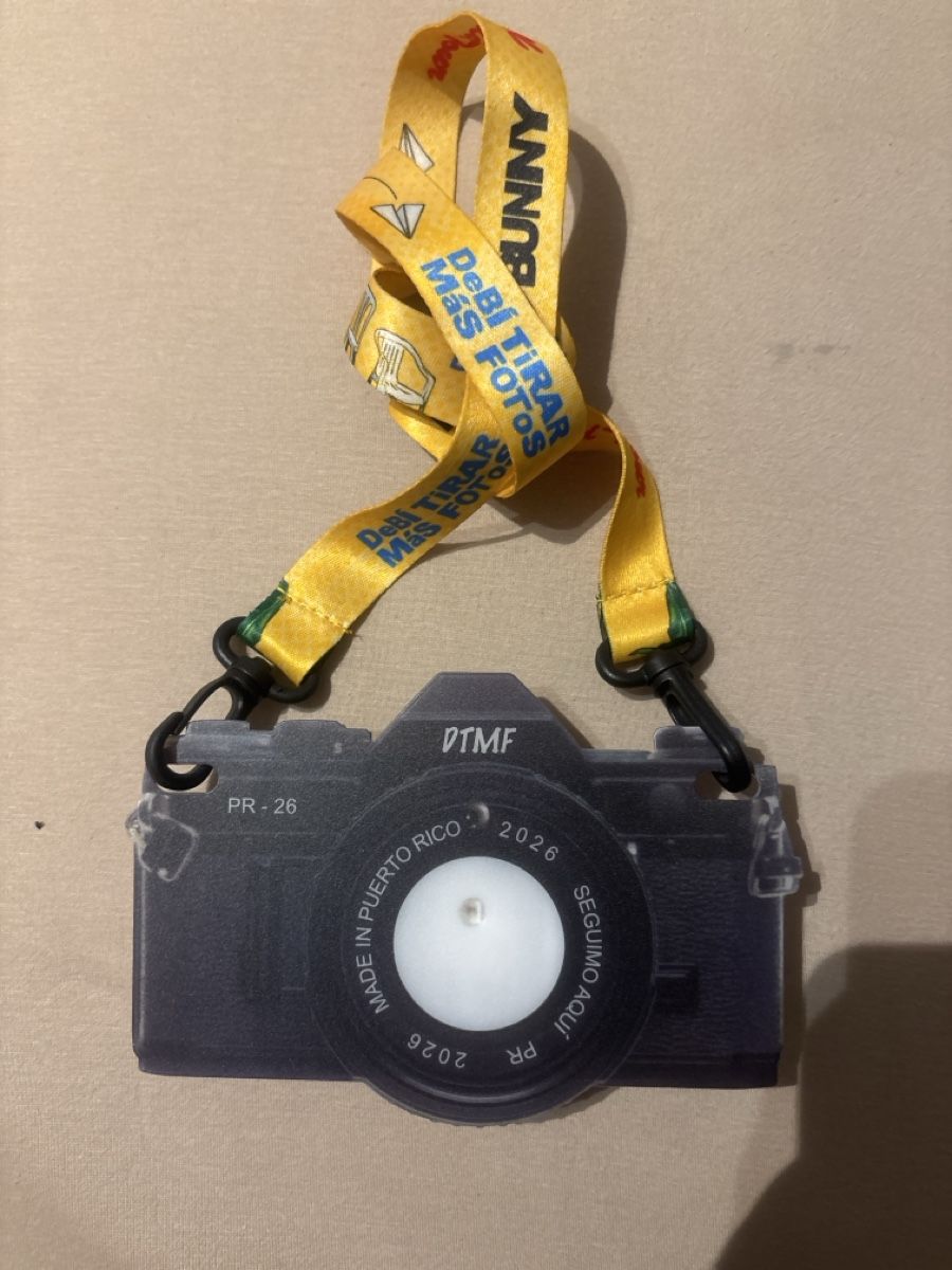Plaquettes & Badges: DTMF Bad Bunny World Tour Kamera – Neuf (Voir description) à Netstal par mic_zqq6
