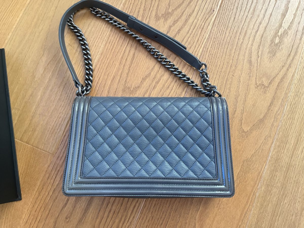 Chanel Borse da donna: Chanel Boy Bag Grau, Silber Hardware new medium – Usato da Wädenswil venduto da Iana32 1