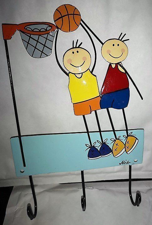 Garderobe: Kindergararobe 3 Hacken 2 Knaben + Ball – Neu (gemäss Beschreibung) aus Lutzenberg von Truhe