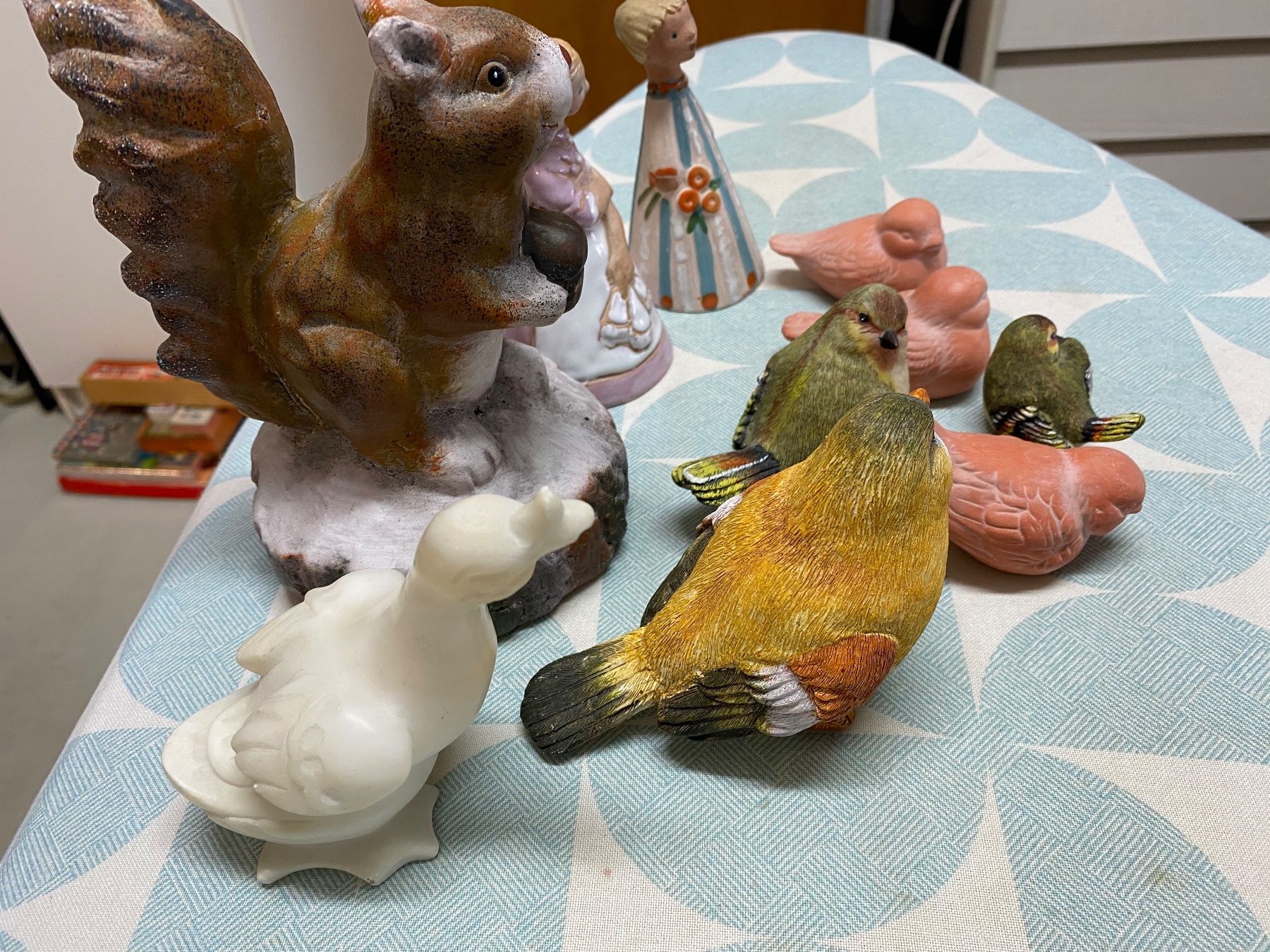 Statuette: Keramikfiguren-Sammlung: Eichhörnchen, Vögel, Mädchen – Usato da Birmenstorf AG venduto da monza2011 2