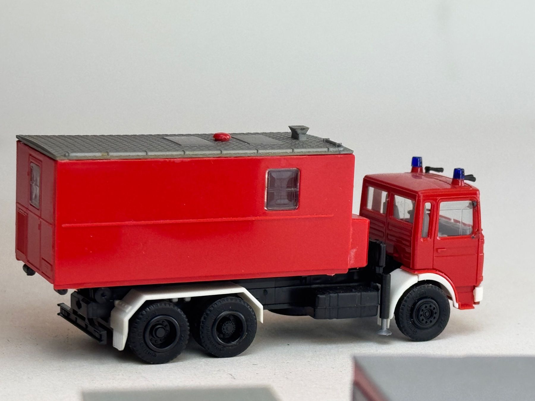 Herpa Modellini d'auto: VE1- Herpa MAN Feuerwehr mit Preiser Absetzcontainer – Usato da Elm venduto da Wikmtz 1