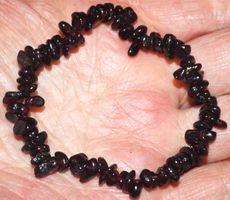 Armband L-6632 – Granat Chips – elastisch