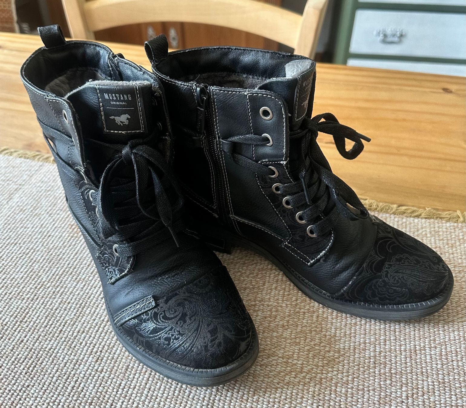 Mustang Scarpe da donna: Schwarze Mustang-Boots Gr. 38 – Usato da Muri AG venduto da Shoshana5 1