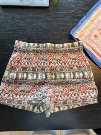 Gemusterte Shorts von Zara, Grösse L
