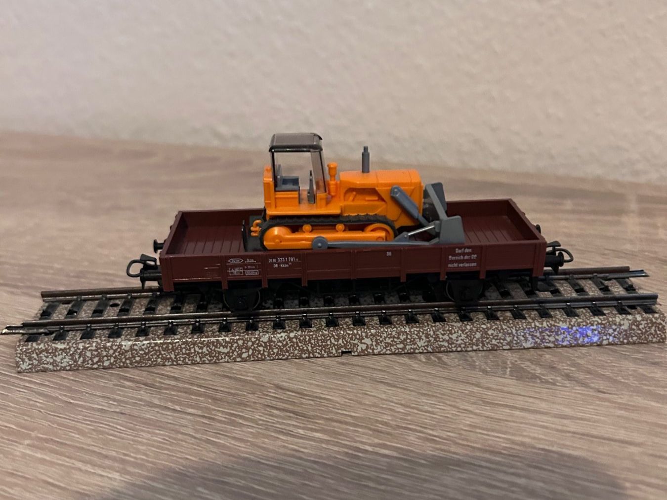 Märklin Modelleisenbahnen: Märklin 4424 Güterwagen mit Bagger – Gebraucht aus Goldach von Manyro55 1