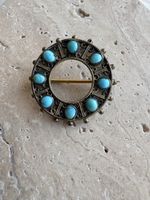 Runde Vintage Brosche mit türkisfarbenen Steinen | Retro
