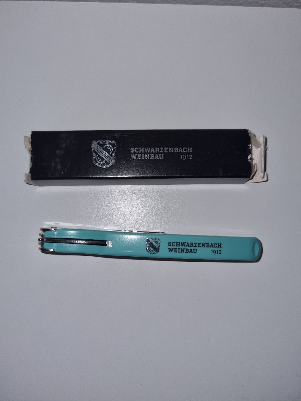 Flaschenöffner & -verschlüsse: Kellnermesser Schwarzenbach Weinbau 1912 mit Box – Neu und originalverpackt aus Chur von Beimirhates 1