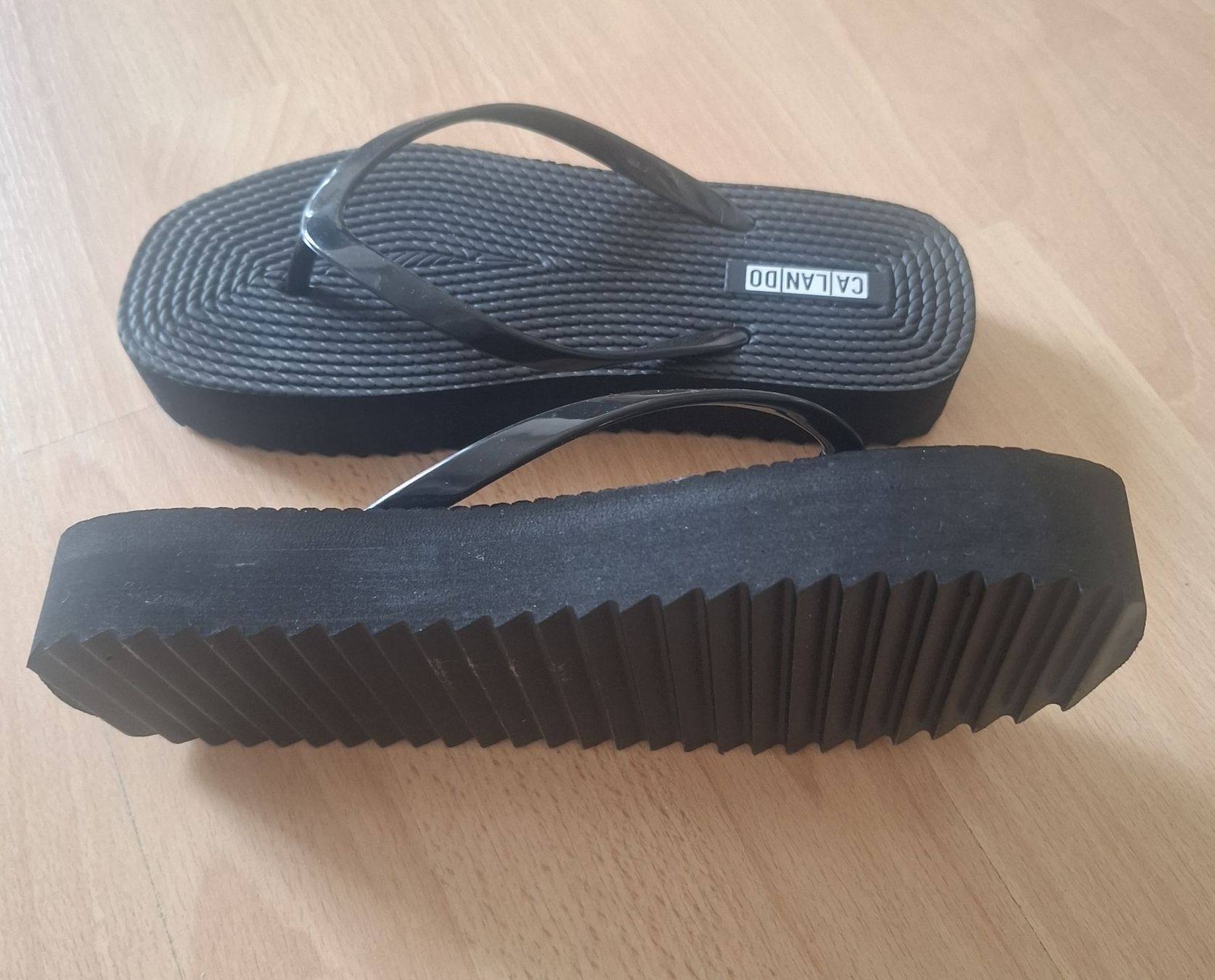 Scarpe da donna: Flip flop plateau – Nuovo (secondo la descrizione) da Interlaken venduto da Karin787878