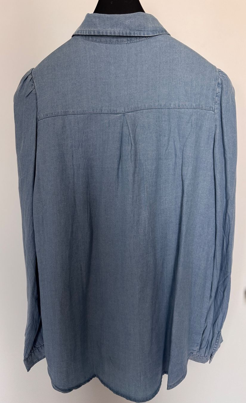 Chemisiers: Damen Bluse Jeans hellblau Grösse M  mit Perlenkragen – D'occasion à Heerbrugg par dwfg 1