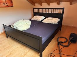 Schönes schwarzes bett mit matratzen
