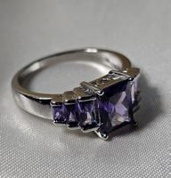 Sehr schöner Ring mit funkelndem lila Zirkonia, Gr. 8