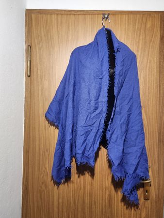 Écharpe en laine 100 pour cent bleu frangée