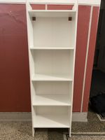 Relativ kleines weisses Regal BAGGEGO (IKEA)