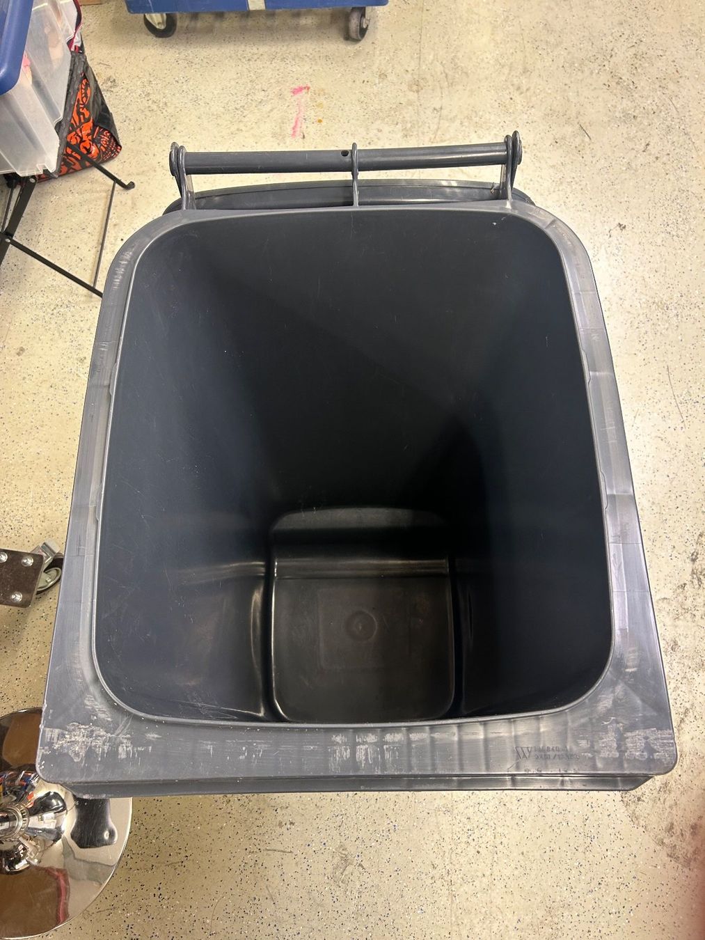 Eléments de bureau: Abfall- Kübel - Tonne - Container – D'occasion à Malters par DPHandel 4
