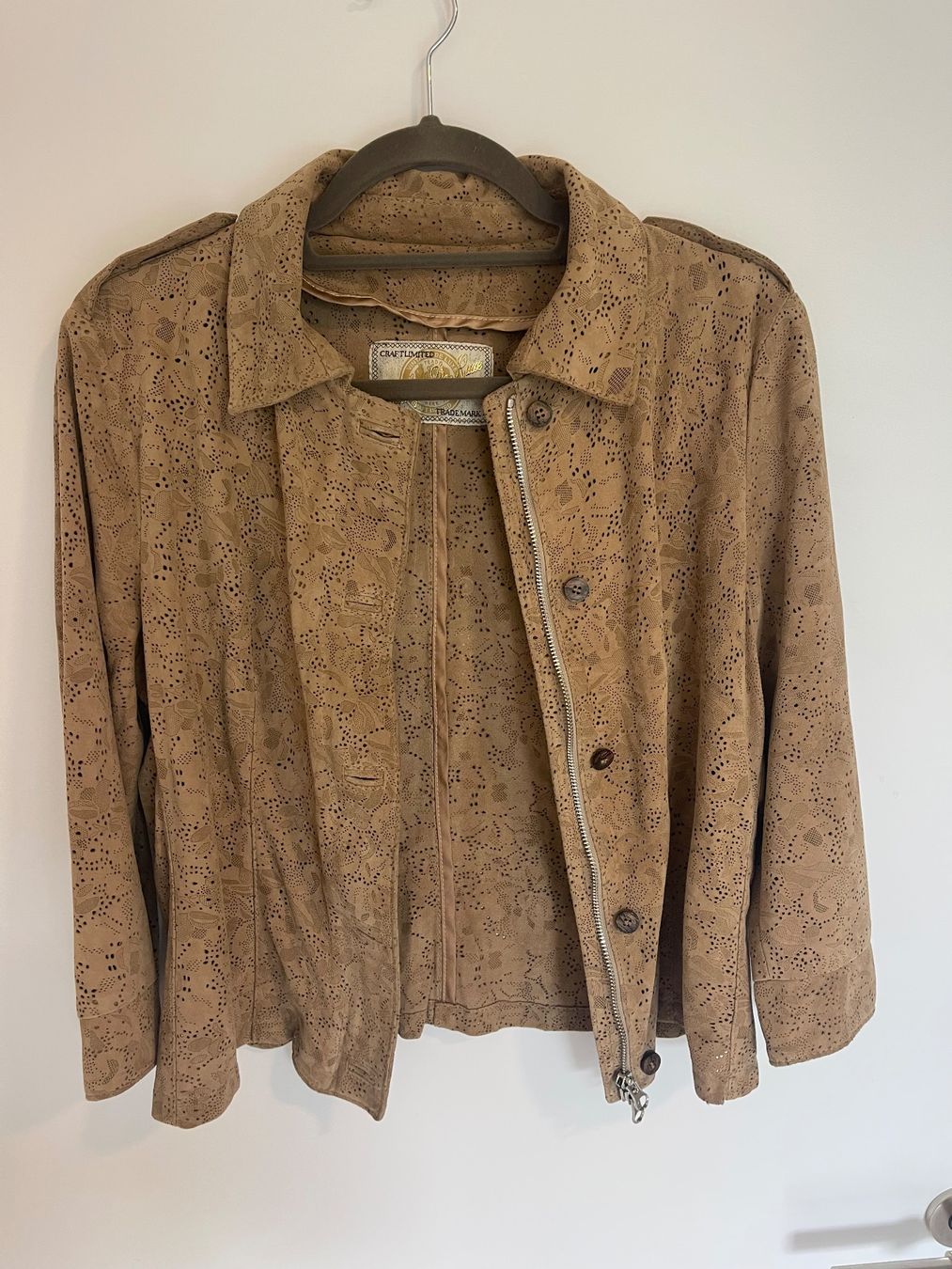 Giacche: Beige, schmal geschnittene Jacke aus echtem Veloursleder – Usato da Zizers venduto da sarah_1987 1