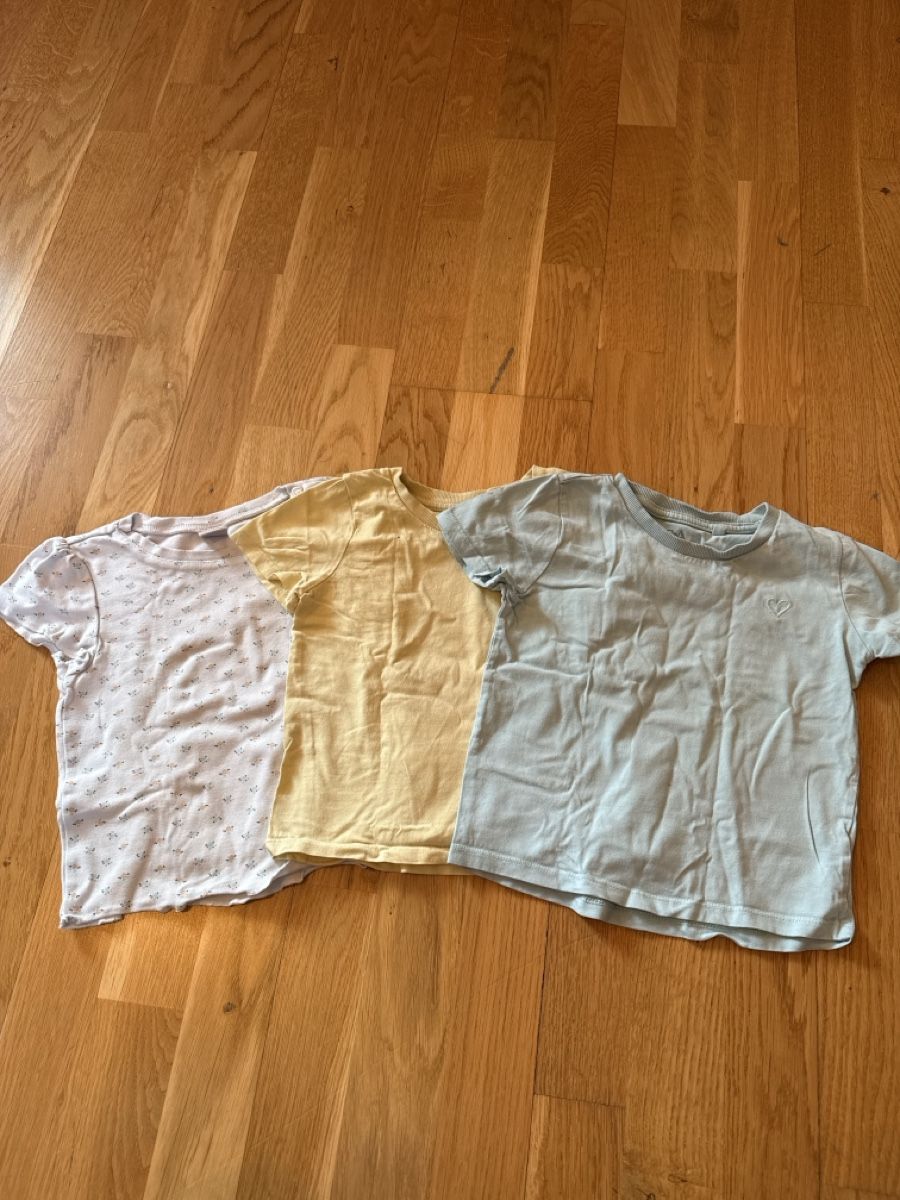 Camicie, T-shirt & Polo: 3er Set T-Shirts Grösse 98 Mädchen – Usato da Ottikon venduto da Domito