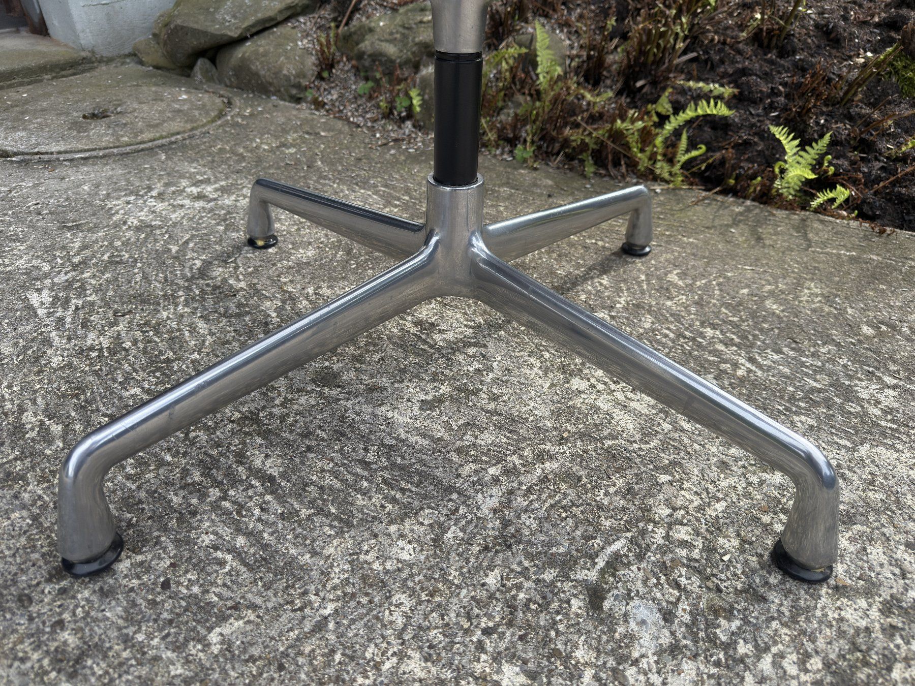 Eames Sedie: Vitra Eames Aluminium Chair EA 106 – Usato da Ulisbach venduto da Mithrandirr 7
