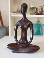 Retro Figur Frau in Meditationshaltung