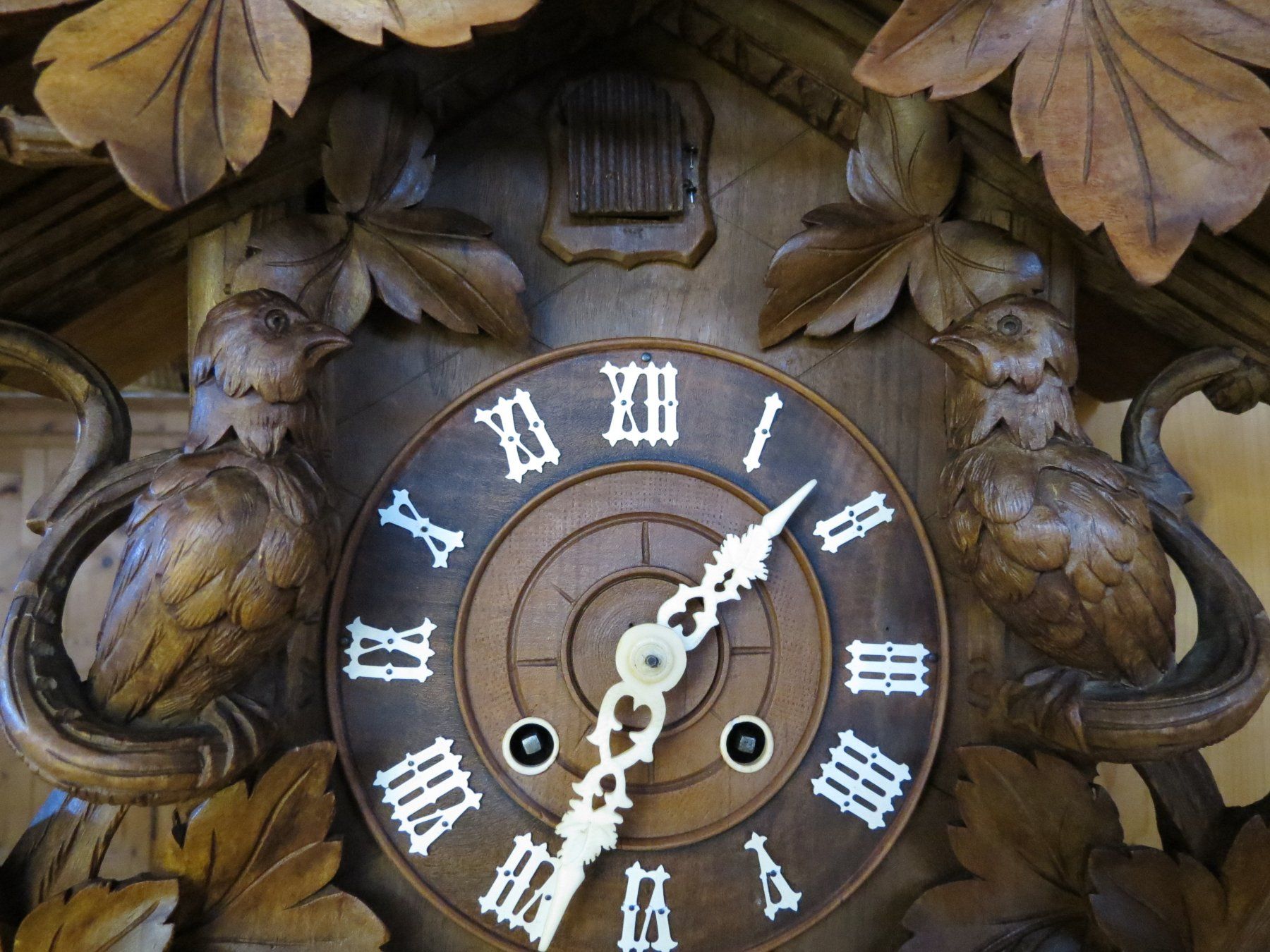 Orologi da terra & Orologi da parete: Wanduhr Kuckucksuhr mit eizigartiger Schnitzerei – Usato da Walenstadt venduto da apropo 1
