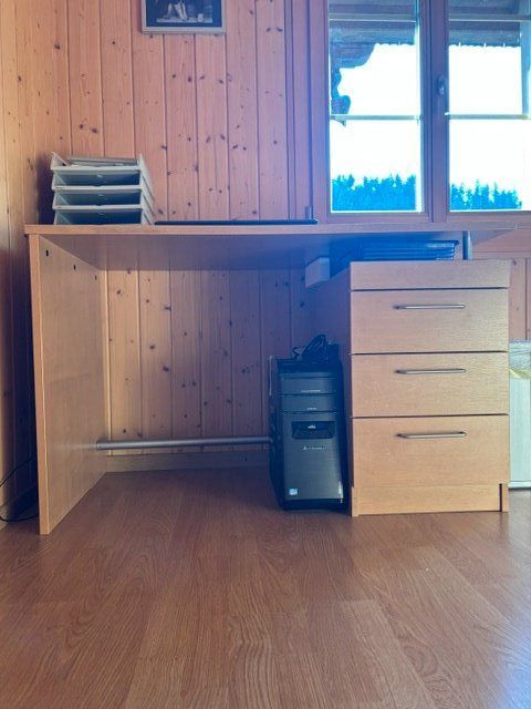 Bureaux: Schreibtisch mit Schubladenblock – D'occasion à Fankhaus (Trub) par nic_7fjj
