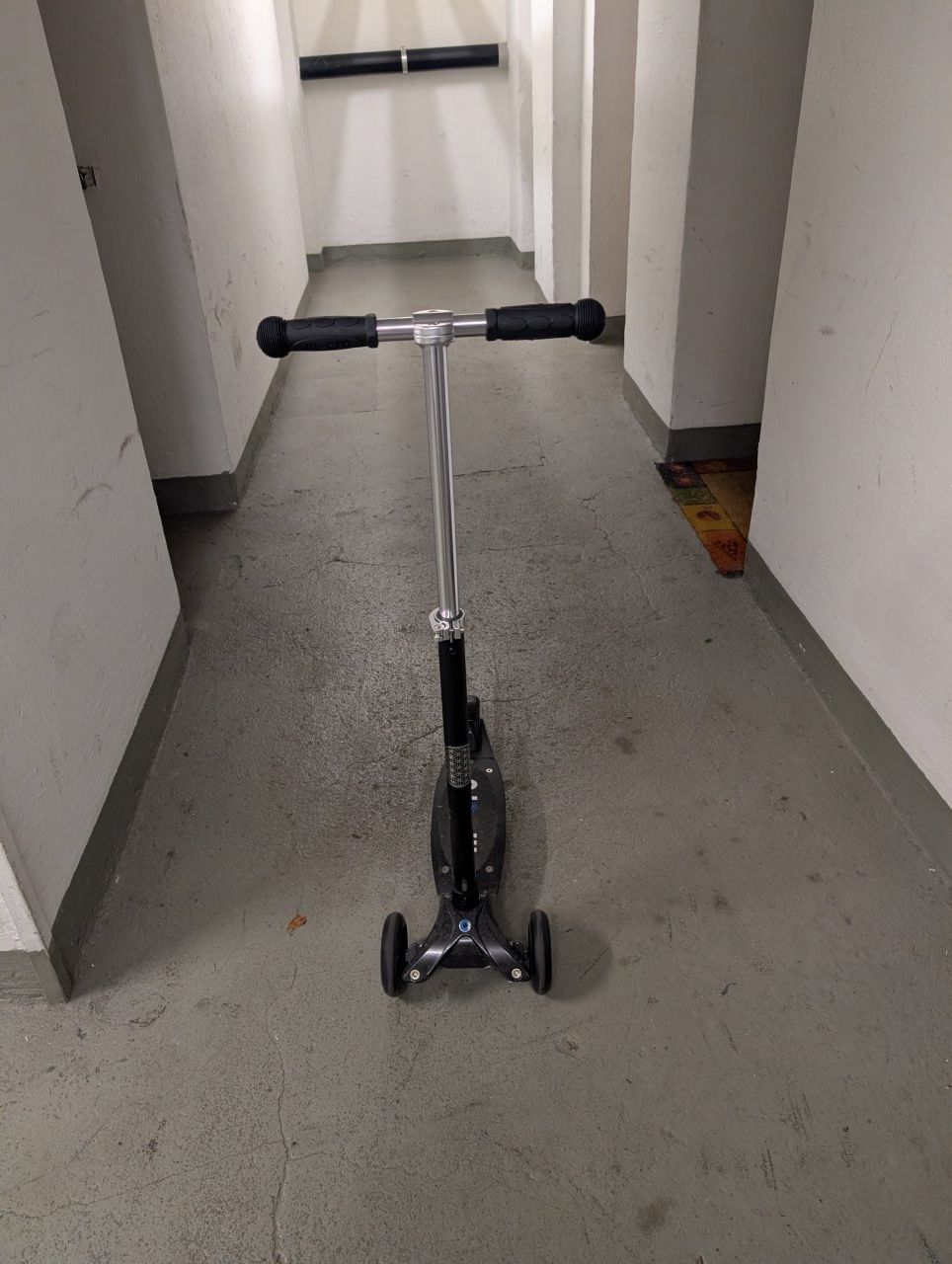Micro Kickboard: Micro Roller schwarz 3 Rollen guter Zustand – Usato da Zürich venduto da Finafets 1