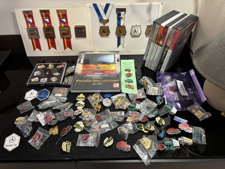 🔥Vintage XL Mercedes-Benz Pins Lot Medaillen Buch DVD🔥