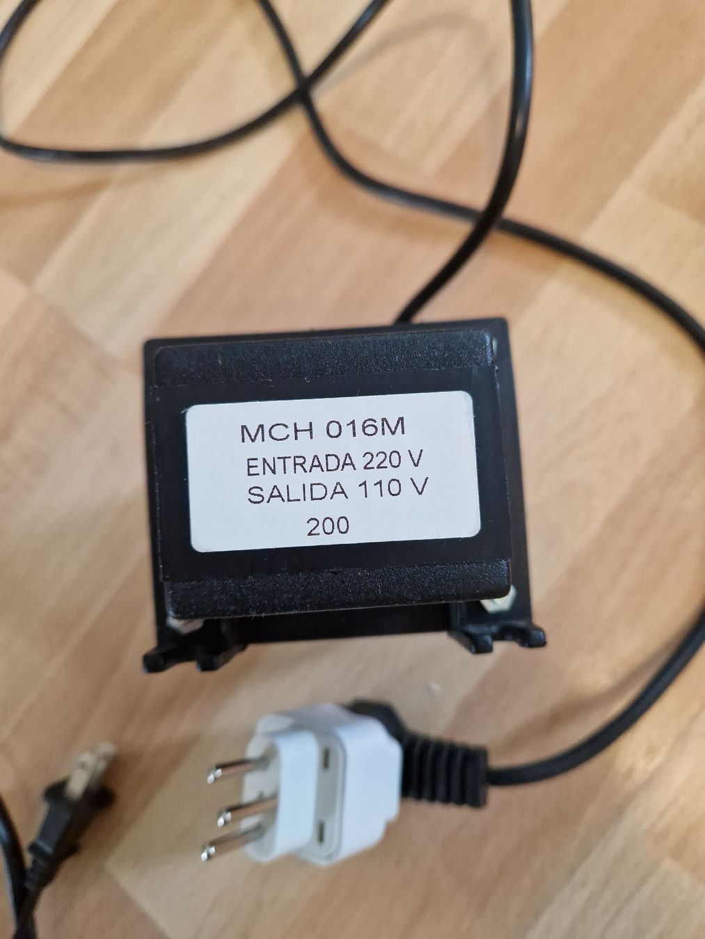 Convertitori: 220V 110V Adapter Spannungswandler – Usato da Zürich venduto da Arianco 2