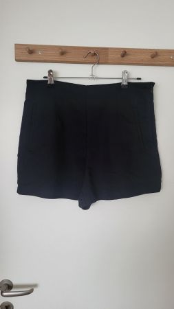 Short taille haute coupe courte.