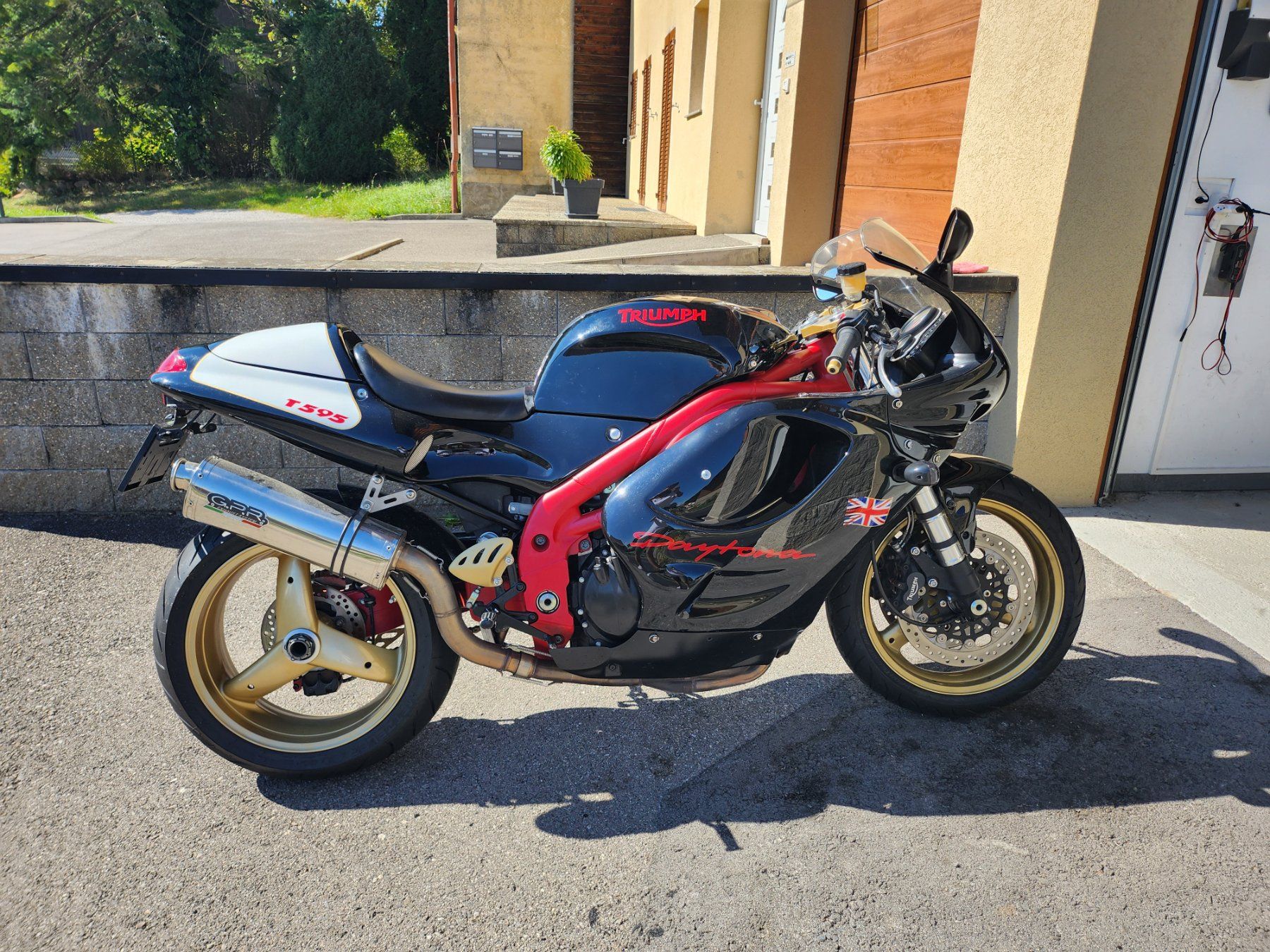 Triumph Strada: Triumph Daytona T595 955i – Usato da Chavannes-les-Forts venduto da Pompadru