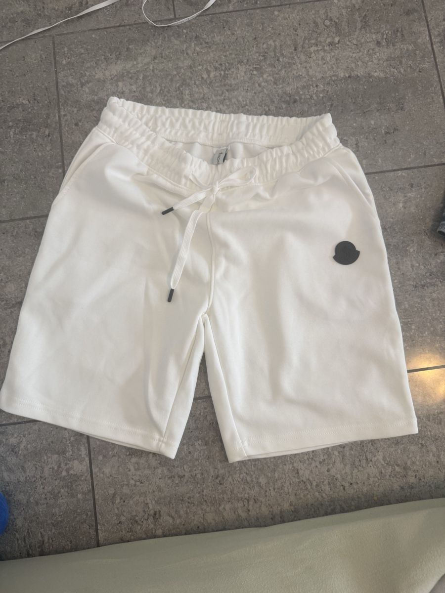 Moncler Pantaloni: Moncler Shorts – Nuovo (secondo la descrizione) da Allschwil venduto da lor_6cgq