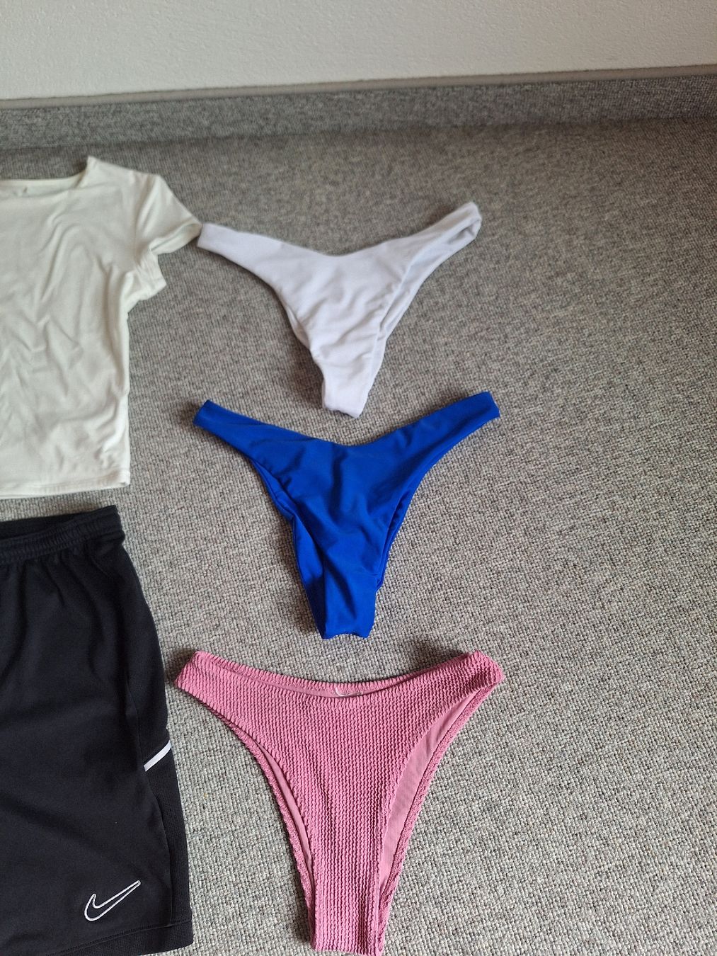 Lots de vêtements: Kleiderpaket Damen – Neuf (Voir description) à Tamins par VW99 1