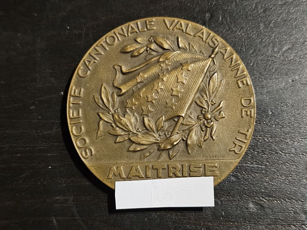 Insigne Badge émaillé - Société De Tir De Valliquerville (Seine Maritime)