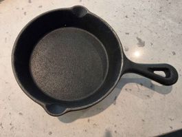 Gusseisenpfanne schwarz rund 