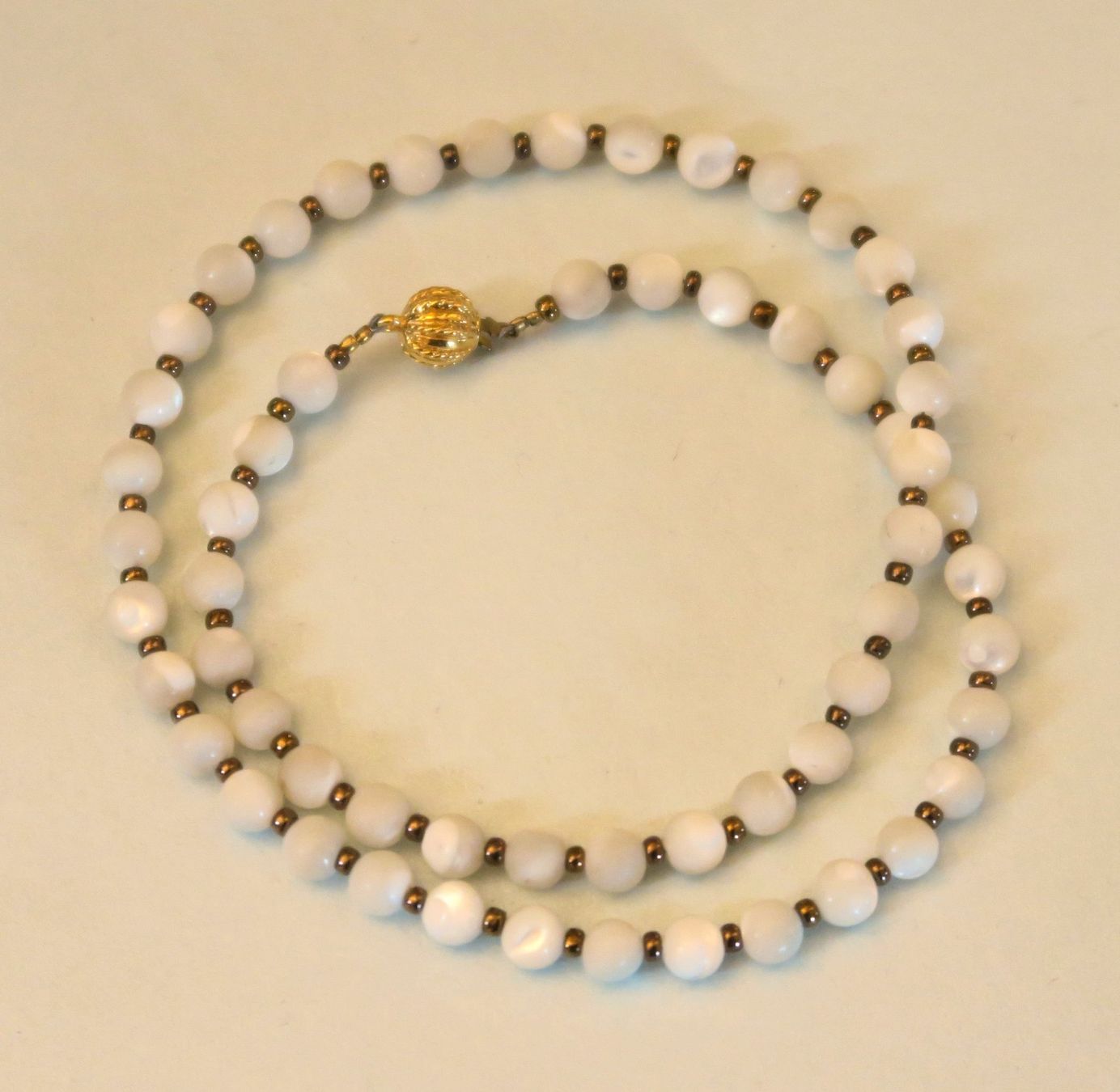Colliers: Perlmutt Perlenkette mit Glasperlen – D'occasion à Brittnau par marlenestone