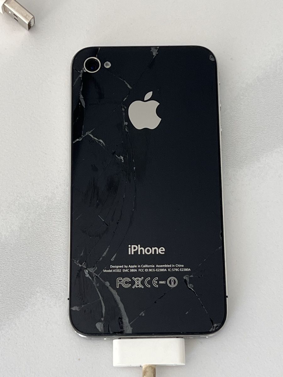 Apple Telefoni cellulari / Smartphones: iPhone 4 Schwarz mit starken Gebrauchsspuren – Difettoso da Winterthur venduto da ChicMarkt 2