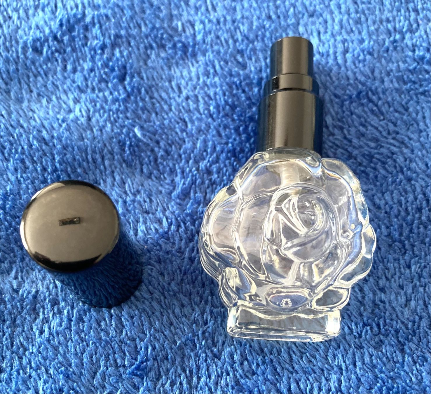 Altro per la casa: Parfumfläschchen in Rosendesign, leer, neu, 15ml – Nuovo e nell'imballaggio originale da uster venduto da ctumbi