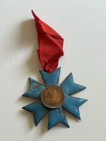 Auszeichnung Orden mit Münze Elizabeth II rot-blau(S39)
