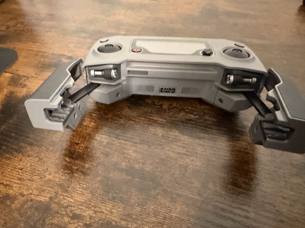 DJI Fernsteuerungen: DJI Mavic 2 Pro / Zoom Controller mit Handy Halterung – Gebraucht aus Chur von coco7413 2